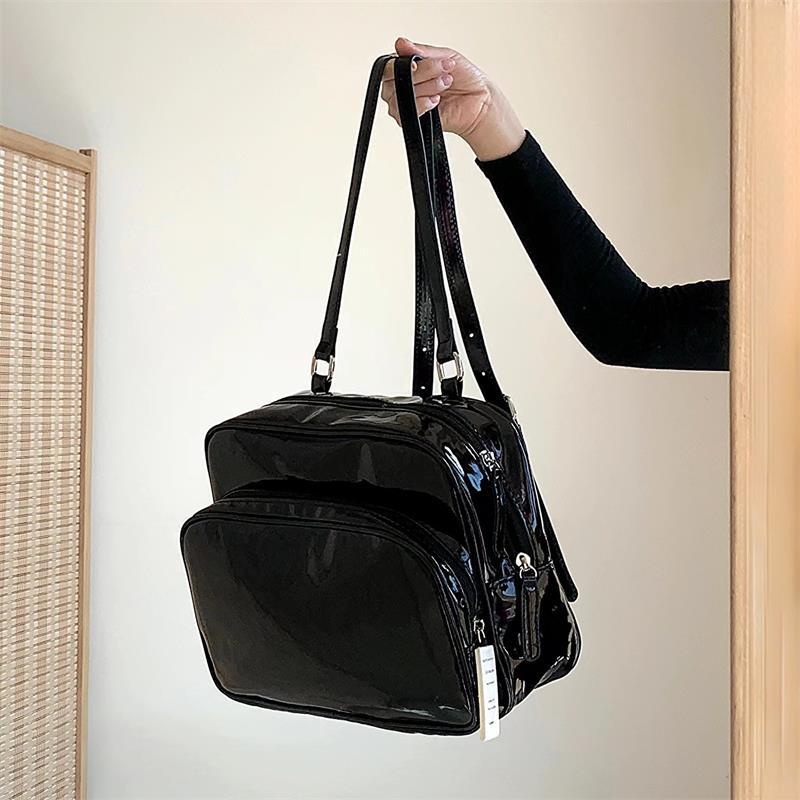 mochila preta feminina